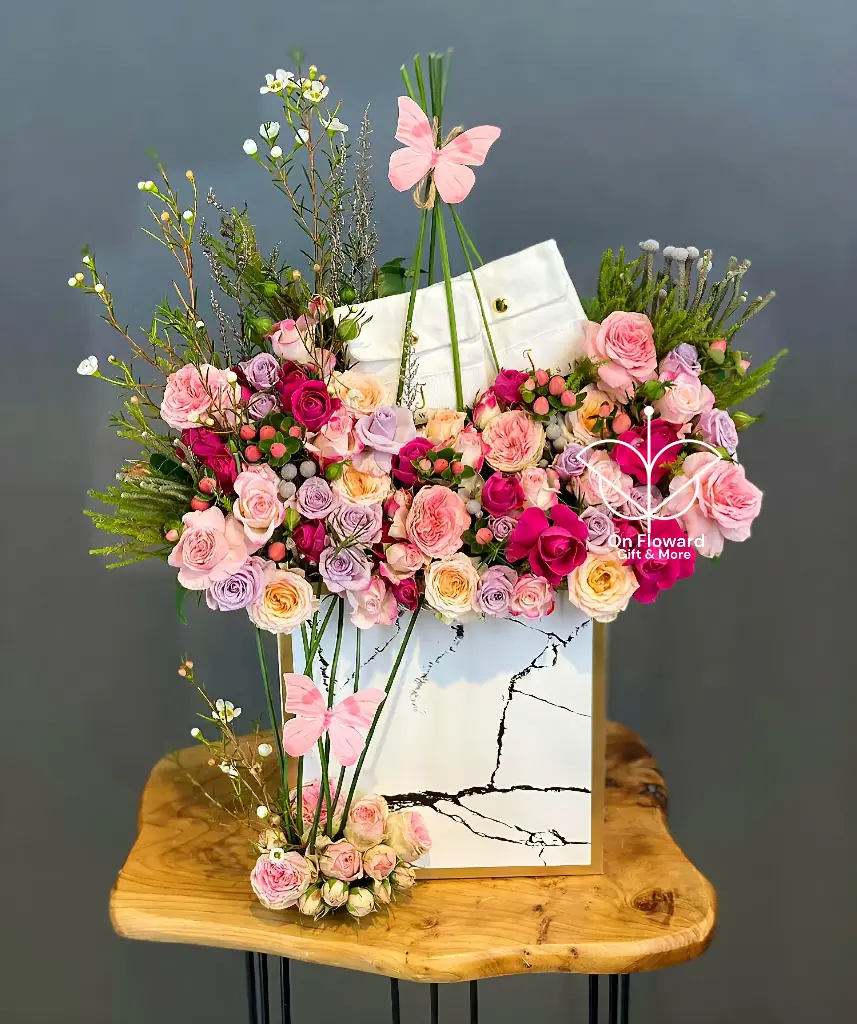 [Case84] تنسيق على كيس فاخر
(بإمكانك تعديل خصائص الهديه المعروضه و أضافة هدايه جانبيه ووضعها وسط الكيس ان أردت ✅️ )*