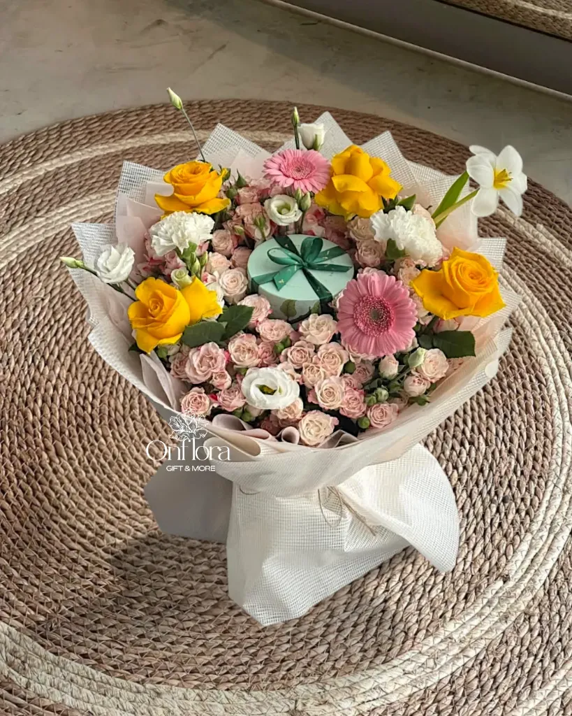 تنسيق باقه ورد فقط بدون هدايا جانبيه ❕️
(بإمكانك تعديل خصائص الهديه المعروضه و أضافة الهدايا الجانبيه ان أردت ✅️ )*