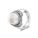 فايندرا

خاتم رجالي من الفضة الخالصة عيار 925 مطلي روديوم و اسود مرصع احجار صدف ابيض كابشون