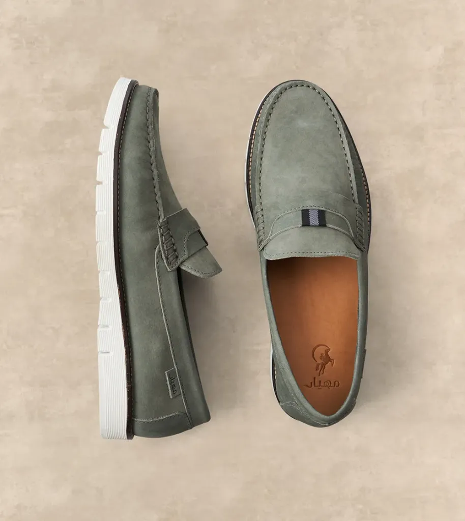 توفير حذاء كاجوال من مهيار خلال ساعه أو ربما أقل مناسب جداً لتقديمة كهديه (بدون تنسيق)