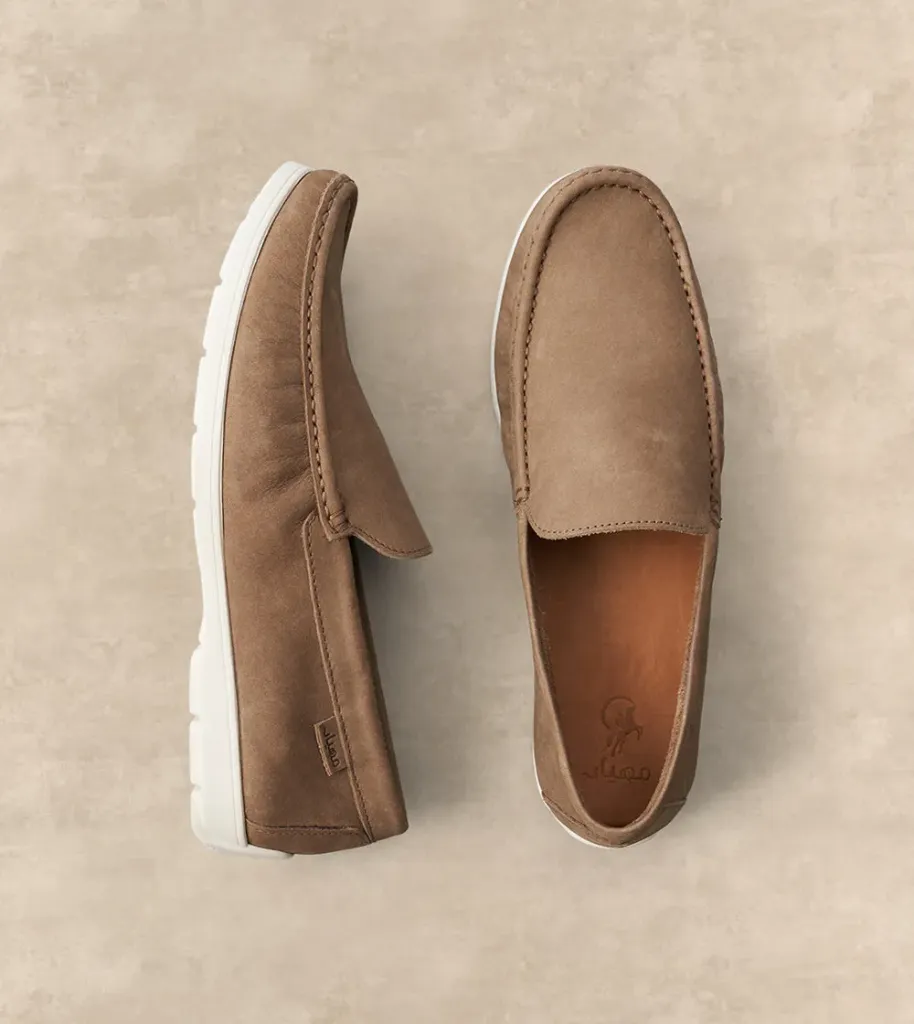 توفير حذاء كاجوال من مهيار خلال ساعه أو ربما أقل مناسب جداً لتقديمة كهديه (بدون تنسيق)