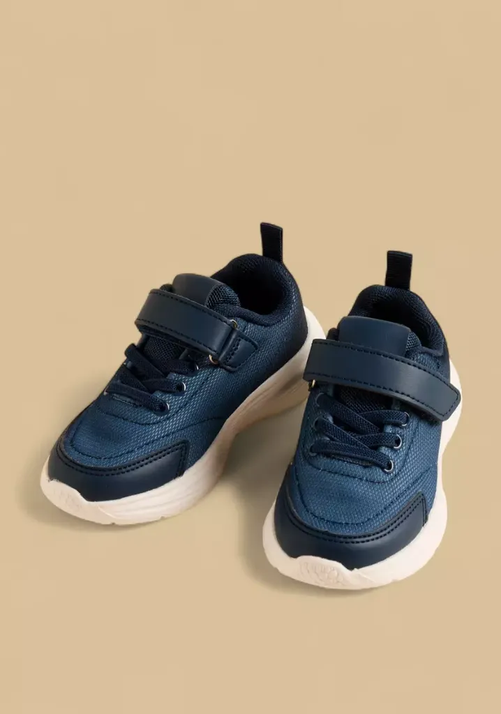 توفير ملابس حذاء رياضي بارز الملمس بشريط إغلاق لاصق ( من ماكس ) خلال ساعه أو ربما أقل مناسب جداً لتقديمة كهديه