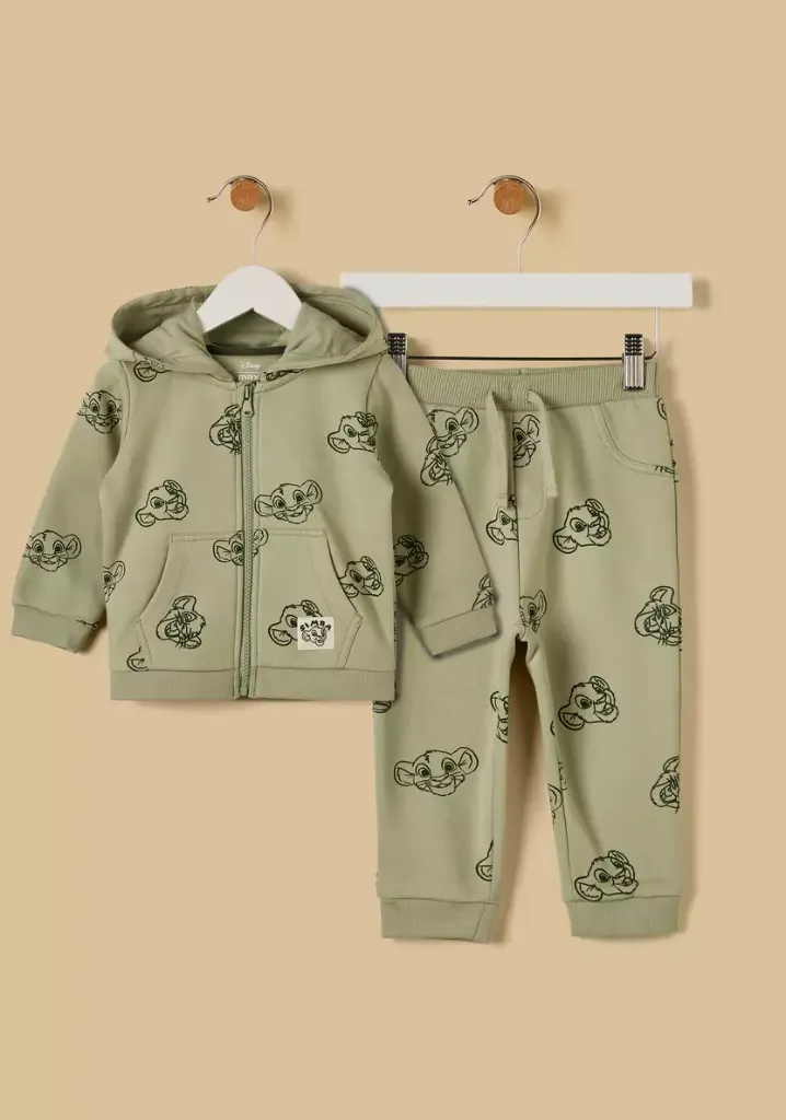 توفير ملابس طقم هودي بسحاب وبنطلون رياضي بطبعات ( من ماكس ) خلال ساعه أو ربما أقل مناسب جداً لتقديمة كهديه