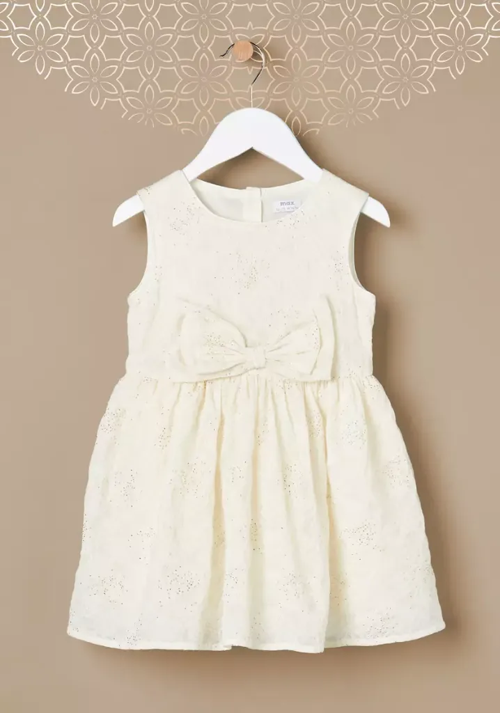 توفير ملابس فستان دانتيل مزين بفيونكة بدون أكمام ( من ماكس ) خلال ساعه أو ربما أقل مناسب جداً لتقديمة كهديه