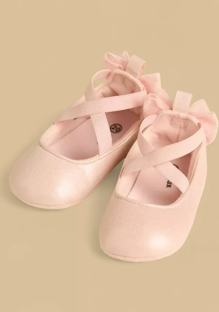 توفير ملابس حذاء خفيف بأحزمة متقاطعة وزينة فيونكة ( من ماكس ) خلال ساعه أو ربما أقل مناسب جداً لتقديمة كهديه