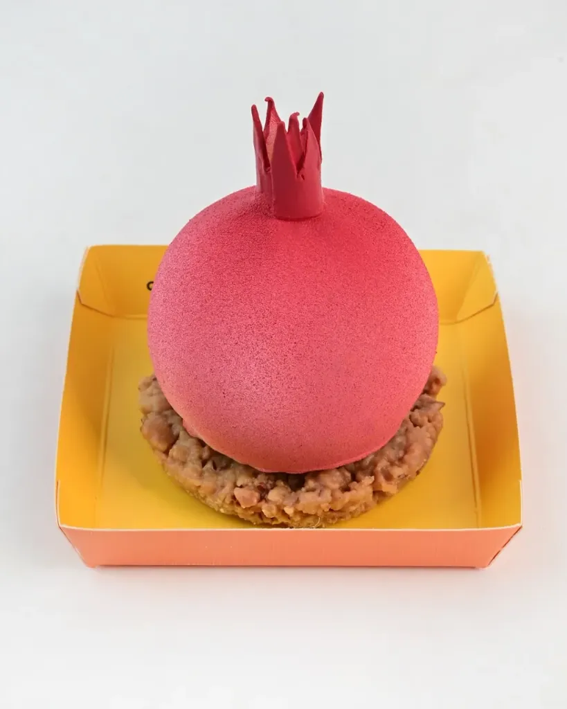 توفير قطعة كيك الرمان و البسكوت ( من مذاق الملكة ) خلال ساعه أو ربما أقل مناسب جداً لتقديمة كهديه