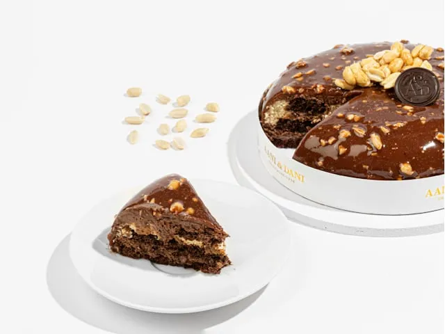 توفير كيك السنيكرز ( من أني وداني ) خلال ساعه أو ربما أقل مناسب جداً لتقديمة كهديه